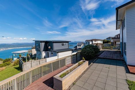 Photo of property in 27 Tamworth Crescent, Newlands, Wellington, 6037