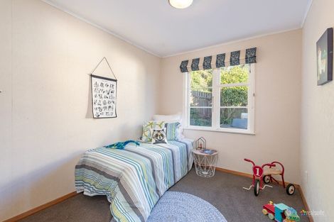 Photo of property in 19 Omega Street, Newlands, Wellington, 6037