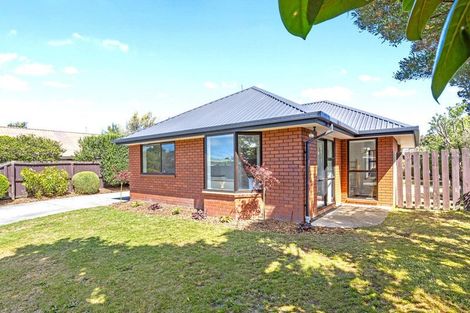 Photo of property in 33 Royal Park Drive, Parklands, Christchurch, 8083