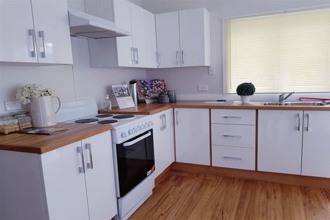 Photo of property in 32 Te Atatu Road, Te Atatu South, Auckland, 0610