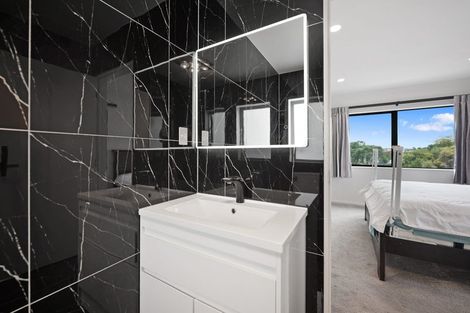 Photo of property in 25a Athena Drive, Totara Vale, Auckland, 0629