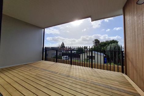 Photo of property in 8/5 Peachgrove Road, Te Atatu Peninsula, Auckland, 0610