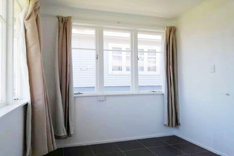 Photo of property in 18 Islington Avenue, New Lynn, Auckland, 0600