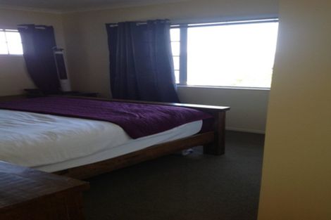 Photo of property in 36b Tamworth Crescent, Newlands, Wellington, 6037