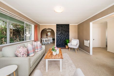 Photo of property in 33 Rewarewa Crescent, Waikanae, 5036