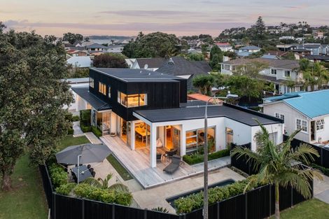 Photo of property in 52 Walton Street, Red Beach, 0932