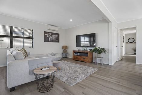 Photo of property in 27 Pohutukawa Avenue, Shelly Park, Auckland, 2014
