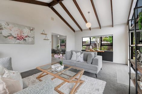 Photo of property in 2/15 Tetrarch Place, Totara Vale, Auckland, 0629