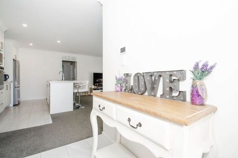 Photo of property in 5 Dumas Place, Rosehill, Papakura, 2113