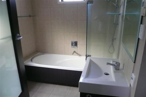 Photo of property in 7 Fairfax Avenue, Northcote, Auckland, 0627