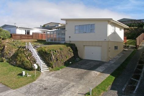 Photo of property in 25 Somes Crescent, Newlands, Wellington, 6037