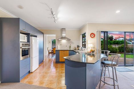 Photo of property in 2 Gunner Drive, Te Atatu Peninsula, Auckland, 0610