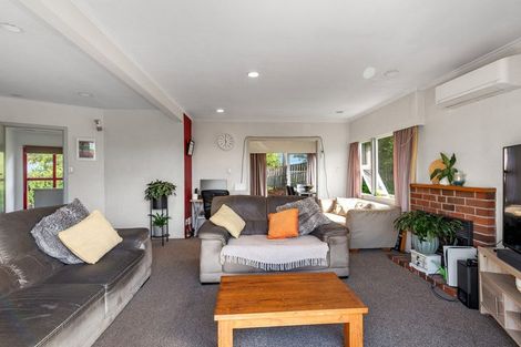 Photo of property in 1/5 Camelot Place, Glenfield, Auckland, 0629