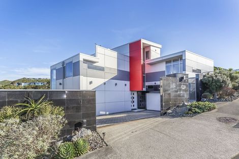 Photo of property in 56 Tamworth Crescent, Newlands, Wellington, 6037