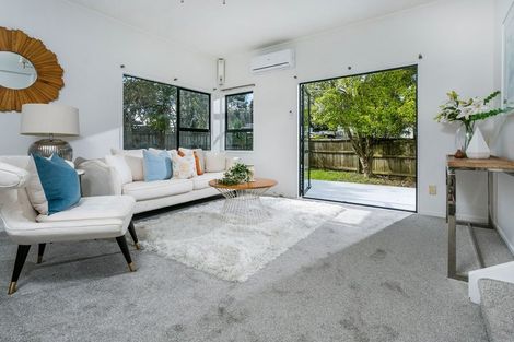 Photo of property in 11 Cabello Place, Unsworth Heights, Auckland, 0632