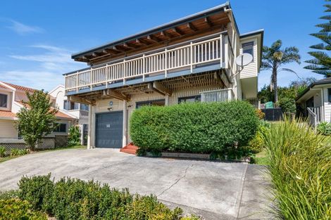 Photo of property in 148 Red Beach Road, Red Beach, 0932