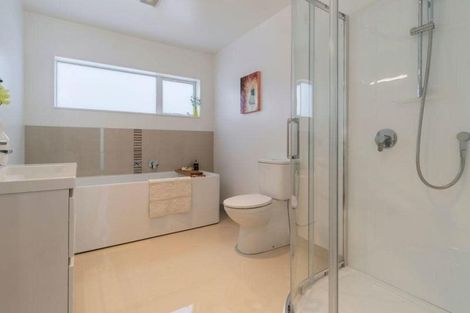 Photo of property in 31a Dawnhaven Drive, Te Atatu Peninsula, Auckland, 0610