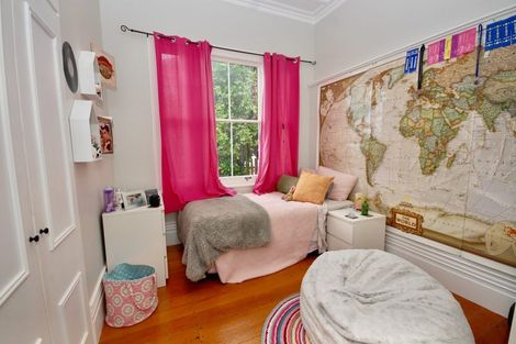Photo of property in 20 Sulphur Beach Road, Northcote Point, Auckland, 0627