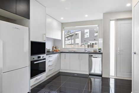 Photo of property in 2u6 Stone Street, Miramar, Wellington, 6022