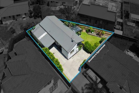 Photo of property in 2/34 Tupaki Place, Pakuranga Heights, Auckland, 2010