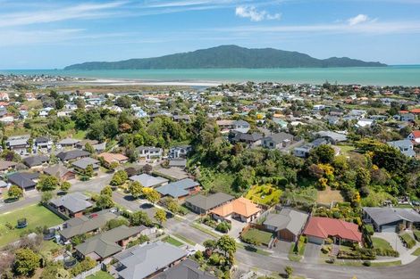 Photo of property in 8 Leanne Way, Waikanae Beach, Waikanae, 5036