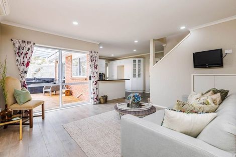 Photo of property in 15 Newinn Crescent, East Tamaki Heights, Auckland, 2016