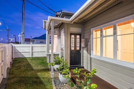 Photo of property in 90 Onepu Road, Lyall Bay, Wellington, 6022