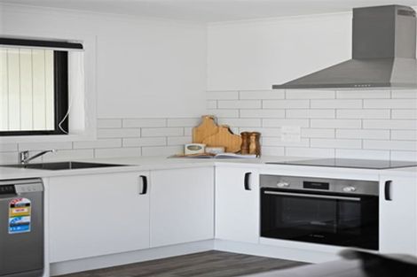 Photo of property in 2u1 Searancke Place, Fairfield, Hamilton, 3214