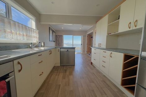 Photo of property in 5 Oakleigh Street, Maungaraki, Lower Hutt, 5010
