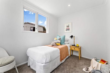 Photo of property in 99 Matipo Road, Te Atatu Peninsula, Auckland, 0610