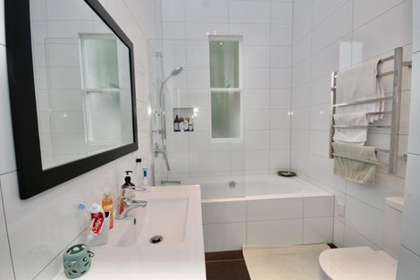 Photo of property in 20 Sulphur Beach Road, Northcote Point, Auckland, 0627