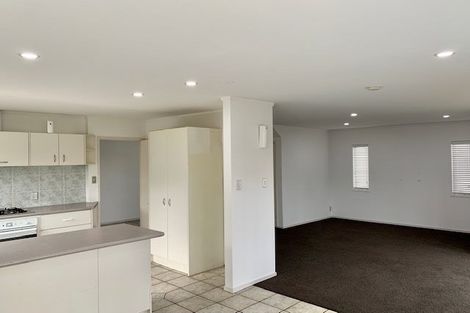 Photo of property in 2/90 Pupuke Road, Hillcrest, Auckland, 0627