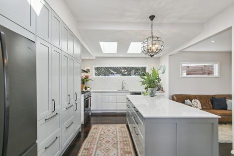 Photo of property in 8 Nakora Road, Karaka Bays, Wellington, 6022