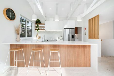 Photo of property in 10 Pohutukawa Avenue, Red Beach, 0932