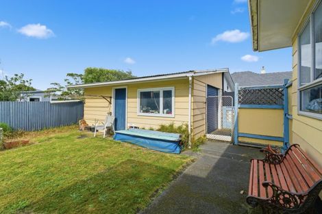 Photo of property in 2 Awatea Street, Castlecliff, Whanganui, 4501
