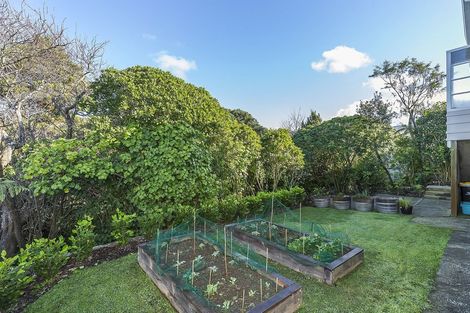 Photo of property in 16 Kereru Bend, Tawa, Wellington, 5028