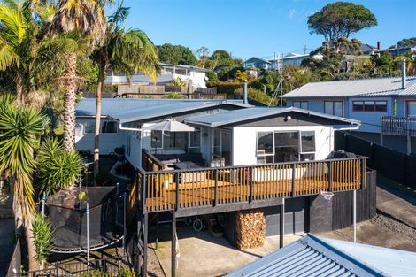 Photo of property in 43 Pohutukawa Avenue, Red Beach, 0932