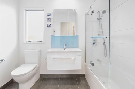 Photo of property in 2/4 Grove Lane, Pakuranga, Auckland, 2010