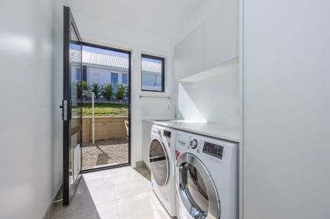 Photo of property in 2 Kotare Drive, Wanaka, 9305