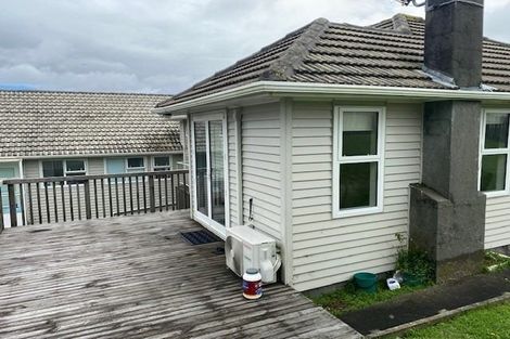 Photo of property in 32 Kenmore Street, Newlands, Wellington, 6037