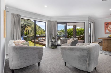 Photo of property in 2 Roundhouse Close, Whitby, Porirua, 5024