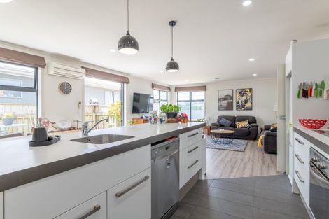 Photo of property in 42 Kenepuru Drive, Tawa, Wellington, 5028