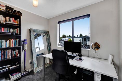 Photo of property in 17 Caledonia Place, Highlands Park, New Plymouth, 4312
