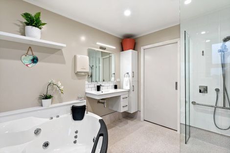 Photo of property in 72 Moeraki Road, Maoribank, Upper Hutt, 5018