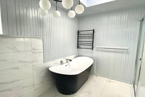 Photo of property in 240e Great North Road, Henderson, Auckland, 0612