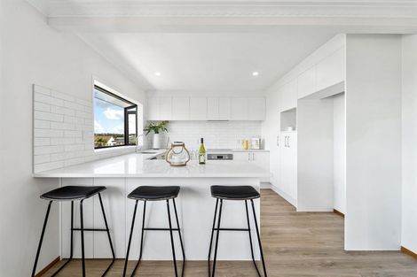 Photo of property in 2/23 Ridge Road, Waiake, Auckland, 0630