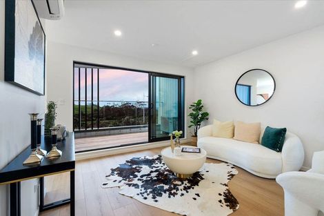 Photo of property in 2/1090 Beach Road, Torbay, Auckland, 0630