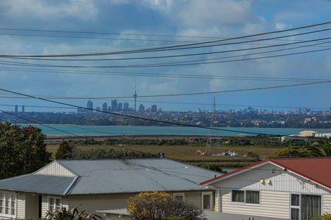 Photo of property in 15 Fairlea Road, Te Atatu South, Auckland, 0610