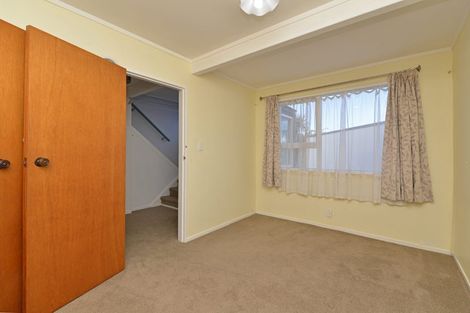 Photo of property in 5a Edgecombe Street, Newlands, Wellington, 6037