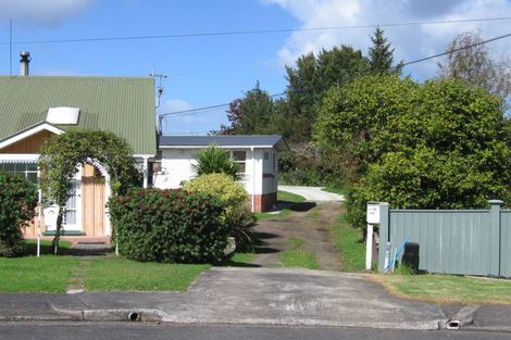 Photo of property in 2/10 Springbank Lane, Te Atatu Peninsula, Auckland, 0610